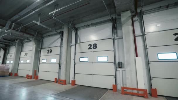 Fabryka Roller Door Guards Wejście Niezamieszkałego Magazynu Detalicznego Puste Centrum — Wideo stockowe