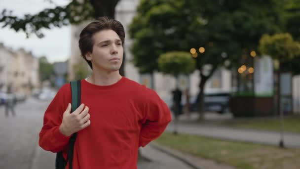 Νεαρός Καυκάσιος Όμορφος Τουριστικός Έξω Φορώντας Σακίδιο Ενώ Περπατούσε Σοβαρός — Αρχείο Βίντεο