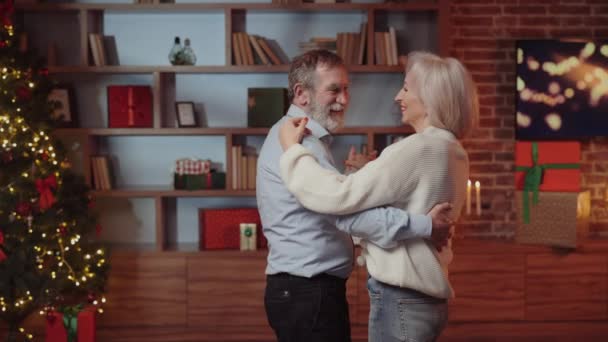Senior Caucasian Couple Dancing Home Happy Smiling Mature Friends Relaxing — Stock Video