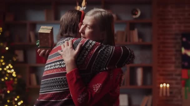 Starsza Szczęśliwa Para Uczucie Zakochania Przytulanie Stojąc Razem Udekorowanym Tło — Wideo stockowe