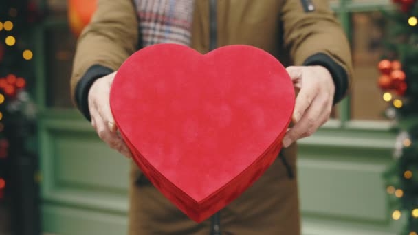 Sevgililer Günü Erkek Eller Kış Caddesinde Sevgililer Günü Için Kamera — Stok video