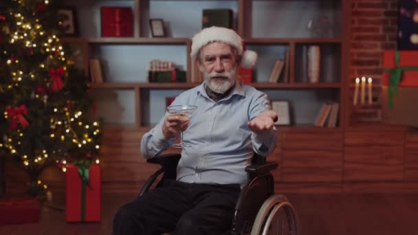 비디오에서 성숙한 장애인 자신의 친구를 토스트를 만드는 집에서 온라인으로 크리스마스와 — 비디오