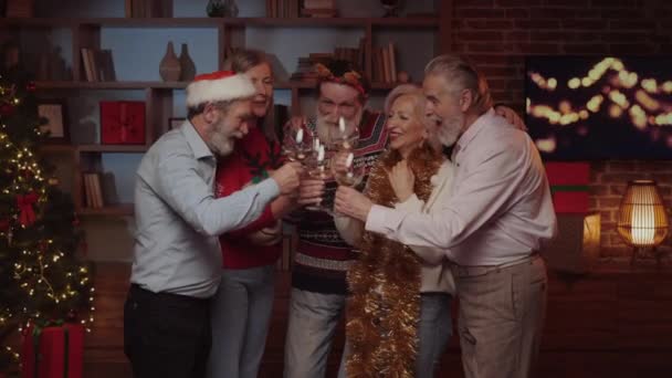 Szczęśliwych Starszych Przyjaciół Świętujących Nowy Rok Razem Blinking Glasses Champagne — Wideo stockowe