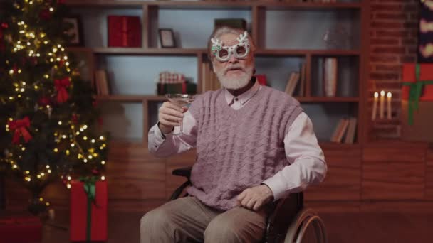 재미있는 장애인 크리스마스 친구를위한 토스트를 만드는 배경에 유리를 올리는 전화에 — 비디오