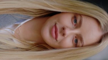 Dikey video. Charming Amazing Girl 'ün portresi İş Merkezi' nin yanında duruyor, kameraya bakıyor. Dışarıdaki sevimli sarışın kadın. İnsanlar Konsepti