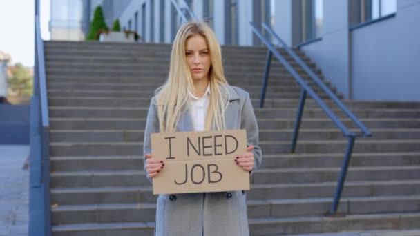 グローバル失業に直面する失業状況を強調するために段ボール看板の読書の必要性を保持する白人女性マネージャーを雇った 世界経済危機コンセプト — ストック動画