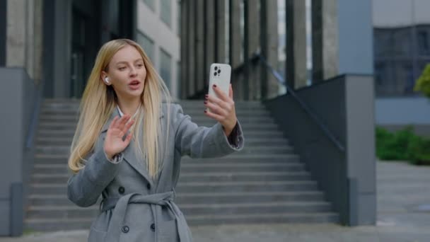 Jeune Femme Affaires Blonde Mignonne Faisant Une Conférence Chat Vidéo — Video