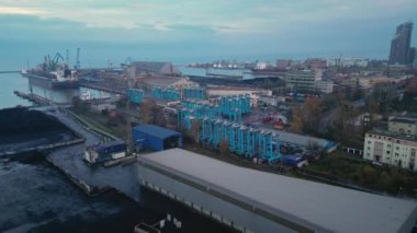 Gdynia, Polonya - 15 Aralık 2022: Devasa ve heybetli Gdynia Limanı 'nın Deniz Aktivitesi ve İş Fırsatları ile Dolu Turnalar ve Büyük Gemilerle Havadan Görünümü