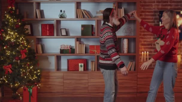 Casal Caucasiano Sênior Dançando Juntos Sala Estar Sua Casa Confortável — Vídeo de Stock