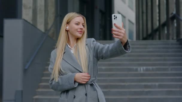 Joyful Manager Σύλληψη Selfie Smartphone Της Και Απόσπαση Στα Μέσα — Αρχείο Βίντεο