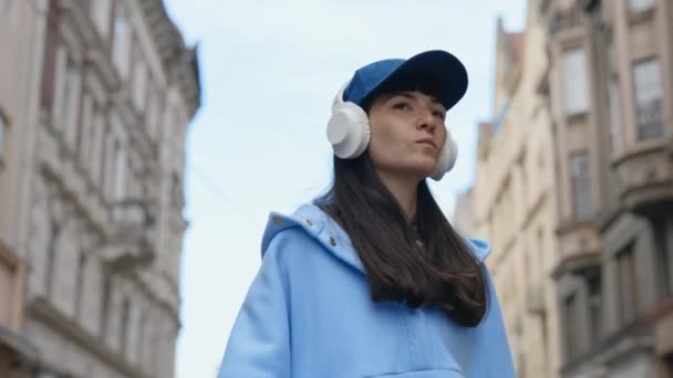 Slow Motion Young Woman Wireless Headphones Dancing Singing Outdoors City — Vídeo de Stock