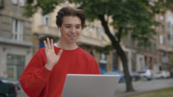 Kaukasisk Stilig Ung Affärsman Bär Öronsnäckor Att Virtual Meeting Online — Stockvideo
