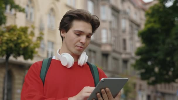 Şehir Arkaplanı Tableti Bakarken Kafkas Adam Başarısının Keyfini Çıkarıyor Neşeli — Stok video