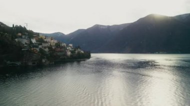 Lugano ve Majestic Alpleri 'ne tepeden bakan İHA İsviçre' deki Lugano Gölü 'nün hemen üstünde ve Tepeler' deki Küçük Modern Şehir 'de süzülüyor. Seyahat ve Turizm Konsepti