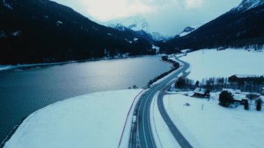 İsviçre 'nin Karlı Gölü yakınlarındaki Dağlardaki Boş Yol' un Hava Manzarası. İsviçre 'deki Dağ Yolu. Drone Hava Görüntüsü Nefes Kesen Alp Sahnesi 'ni gözler önüne seriyor. Seyahat ve Altyapı Konsepti