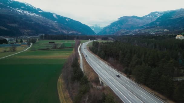 息をのむスイスのアルプスに囲まれたマウンテンロードに沿って車の旅 旅行とインフラの概念 エアリアルビュー — ストック動画
