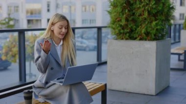 Sinirli Yönetici Bilgisayar Video Konferansı ile Tartışıyor. Laptop Video 'da Öfkeli İş Kadını İfade Veren Ofis Yakınındaki Oturan Arama. Endişeli İşçi Laptop Video Konferansı ile Tartışıyor