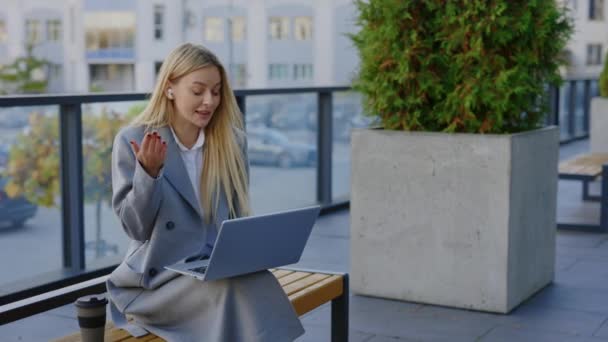 Wściekły Menedżer Kłócący Się Przez Telekonferencję Angry Businesswoman Wyrażenie Laptop — Wideo stockowe