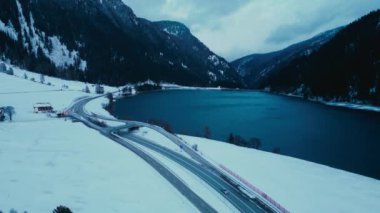 Dağlar Arasındaki Güzel Kırsal Yol 'da Araba Sürüşü Hava Manzarası. İsviçre 'de Güzel Kış Yolu. Seyahat ve Altyapı Konsepti