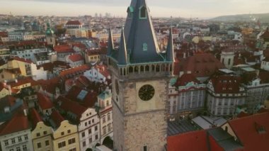Prag Çanları 'nı gösteren Yörünge Uçuşu. Prag Astronomik Saatinin İnsansız Hava Aracı Çekimi. Prag 'ın Kalbinde Büyüleyici Zaman tutma Merakı. Seyahat ve Çekim Konsepti