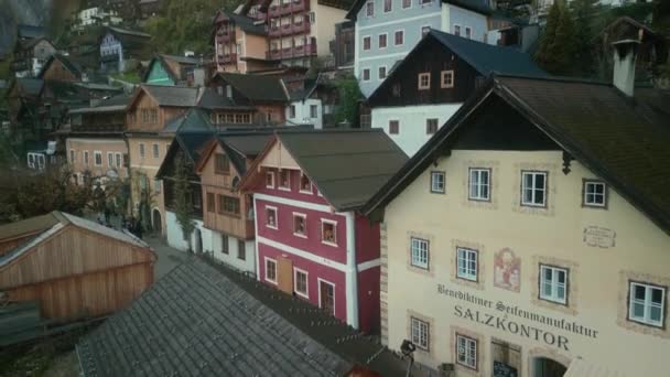 Vista Aérea Das Casas Antigas Famosa Cidade Austríaca Hallstatt Prédios — Vídeo de Stock