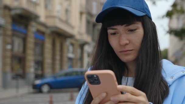 Счастливая Женщина Наслаждающаяся Удачей Глядя Мобильный Телефон Фоне Городского Солнца — стоковое видео
