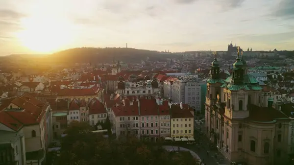 Çek Cumhuriyeti 'nin başkenti Prag' ın tarihi kalbindeki Eski Şehir Meydanı 'na. Ünlü Gotik simgelerinin ihtişamını gösteriyor. İnsansız hava aracı görüntüleri. Gün batımı görünümü