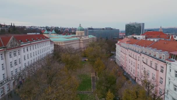 Vista Aérea Del Parque Público Otoño Ciudad Praga Drone Shot — Vídeos de Stock
