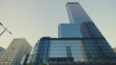 İş Bölgesi 'ndeki Büyük Cam Modern Ofis Binası' nın Düşük Görüş Alanı. Şirket işleri, Yüksek Gökdelen Cam Yüzey. İş Konsepti