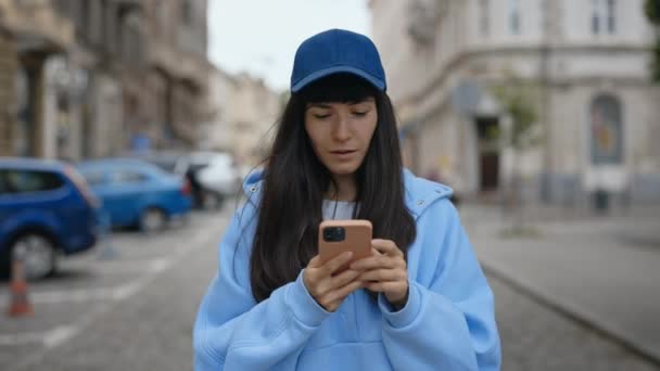 Femeie Caucaziană Fericită Bucurându Succes Timp Uită Telefonul Mobil Mergând — Videoclip de stoc