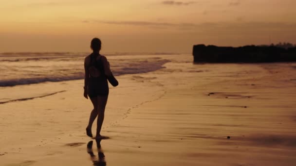 迷人的女孩在训练后沿着海岸线行走 在日落海滩上散步的运动健美女子 体育与人的概念 — 图库视频影像