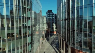 Ofis binası ve finans bölgesindeki modern mimari havadan izleniyor. Şehir işi konsepti. Gökdelenler