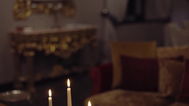 Hangulat Gyertyafényes Asztali Dekorációval Romantikus Hangulattal Egy Intim Gyertyafényes Vacsora — Stock videók