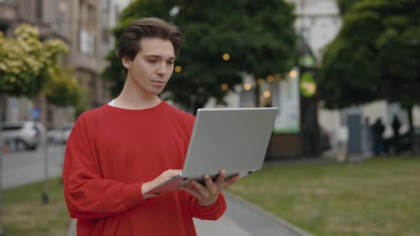 Bonito Homem Caucasiano Rua Utilizando Laptop Profissional Sexo Masculino Trabalhar — Vídeo de Stock