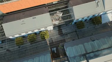 Varşova, Polonya - 7 Kasım 2022: Norblin Fabrikası ve Gıda Mahkemelerinin Üst Hava Görüntüsü. Salon Alanlarıyla Çatı 'nın Drone Manzarası. Varşova 'daki Modern Fabrika Binası. Turizm ve Seyahat Konsepti