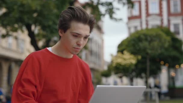 Spannende Jonge Volwassen Man Viert Overwinning Kijkend Naar Laptop Terwijl — Stockvideo