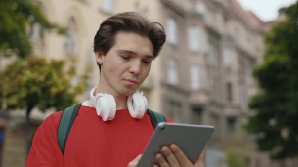Homem Caucasiano Feliz Desfrutando Sucesso Enquanto Olha Para Tablet Digital — Vídeo de Stock