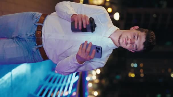 Verticale Video Aantrekkelijke Man Met Behulp Van Mobiele Het Houden — Stockvideo