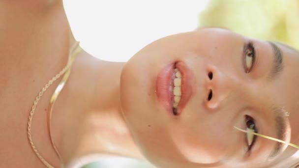 Vertikální Video Okouzlující Mladá Asijská Módní Model Pózování Venku Nošení — Stock video