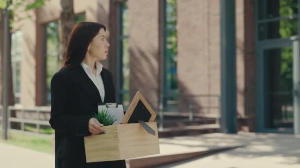 최근에 직원을 고통스러운 여성은 실업으로 슬픔을 그녀의 소지품으로 상자를 보유하고 — 비디오