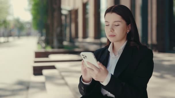 Donna Affari Caucasica Seduta Sulle Scale Che Lavora Utilizzando Smartphone — Video Stock