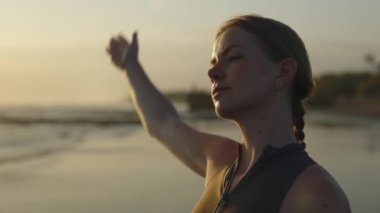 Enerjik kadın antrenmandan önce ısınmaya başlar, boyun egzersizlerine odaklanır. Dışarı çıkın. Sevimli Sarışın Spor Tutkusu Kendini Egzersiz Oturumuna Adanmıştır. Spor ve İnsanlar Konsepti