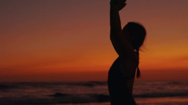 Çekici Kız, Spor Giyim Giyimi Giyiyor, Namaste 'da Elleriyle Meditasyonu Güneş Batarken Açık havada Duruyor. Sportif Kız Açık Hava Ayarları Ortasında Eğitime Başladı