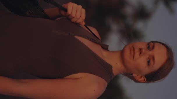 垂直录像 胖胖的年轻女士在海滩散步后看着相机 自然美 迷人的积极女性站在户外的画像 — 图库视频影像