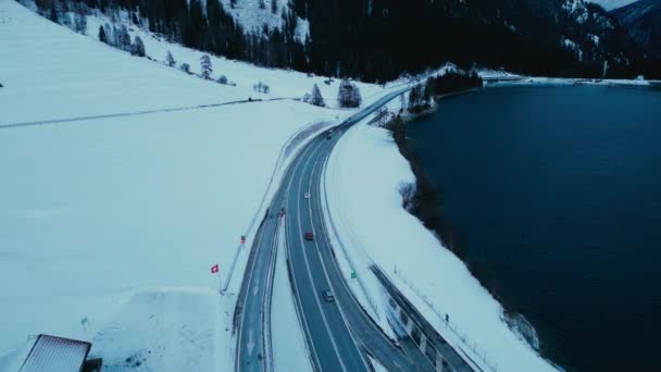 スイスのマウンテンロードの空中ビュー 人間工学と自然美の完璧な調和 スノーウィー ロード 旅行とインフラの概念 — ストック動画