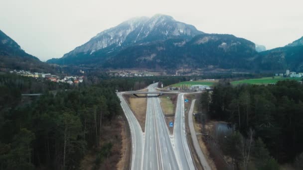 Auta Projíždějí Cestě Mezi Švýcarskými Horami Přes Dálnice Křižovatky Letecký — Stock video