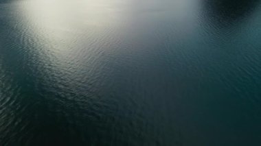 İsviçre 'deki Lugano Gölü' nün Mavi Suyu ve Güzel Dağlar 'ın Hava Manzarası. Göl kıyısındaki Alpler 'in Drone Shot' u. Güzel Manzara ve Doğa. Seyahat ve Turizm