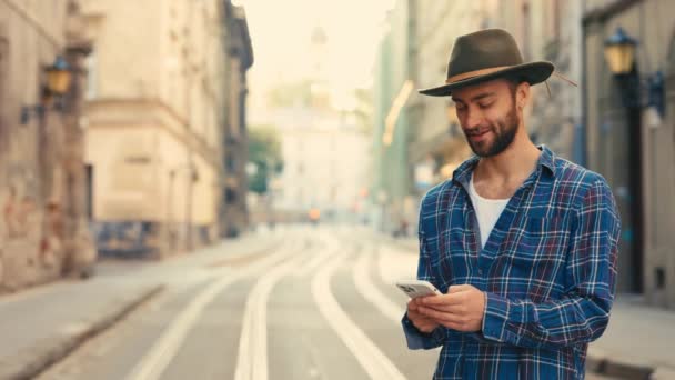 Atractivo Turista Masculino Sonriendo Mientras Envía Mensajes Texto Smartphone Pie — Vídeos de Stock