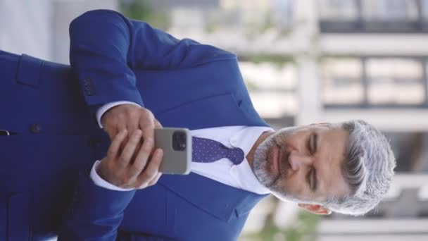 Vídeo Vertical Guapo Jefe Masculino Hombre Barbudo Caminando Usando Smartphone — Vídeo de stock