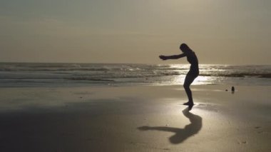 Güzel, Spor Üniformalı Sakin Kız esneme ve fiziksel egzersiz yapıyor. Yogacı kadın dışarıda. Koç Açık Hava Antrenmanı. Yoga ve Spor Konsepti